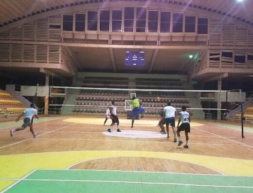 Bajo Techo Del Complejo Deportivo